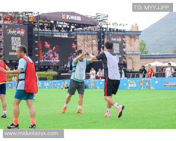 足球场上的激情碰撞与球星间的默契击掌引发的无限魅力与讨论 足球场上的激情碰撞与球星间的默契击掌引发的无限魅力与讨论