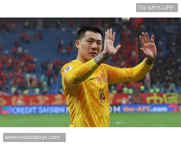 足球明星场边扔衣服引发热议 引网友热议情绪失控背后原因