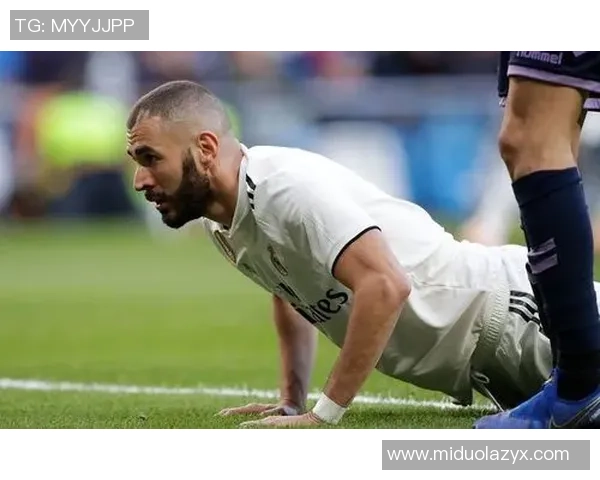 本泽马展现绝佳球技精彩瞬间,足球场上闪耀的锋线之星 本泽马展现绝佳球技精彩瞬间,足球场上闪耀的锋线之星